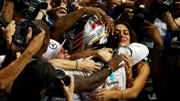 През ноември Никол сподели триумфа на Люис в Абу Даби, където той спечели втората си световна титла във Формула 1