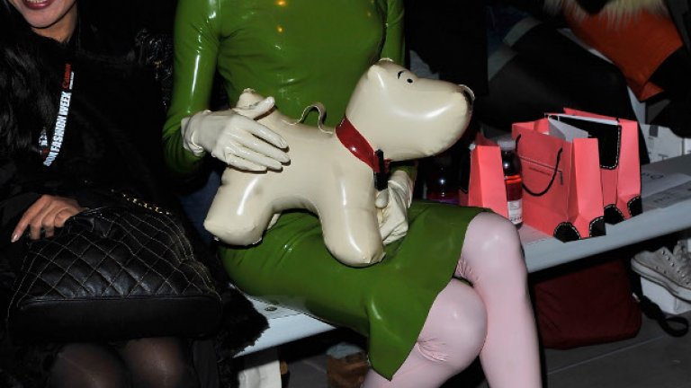 „Всички крият идентичността си зад маска в определен период от време в своя живот както в реалния, така и във виртуалния свят. Моят външен вид казва всичко, което е нужно. Всичко е изведено на повърхността", казва Пандемония