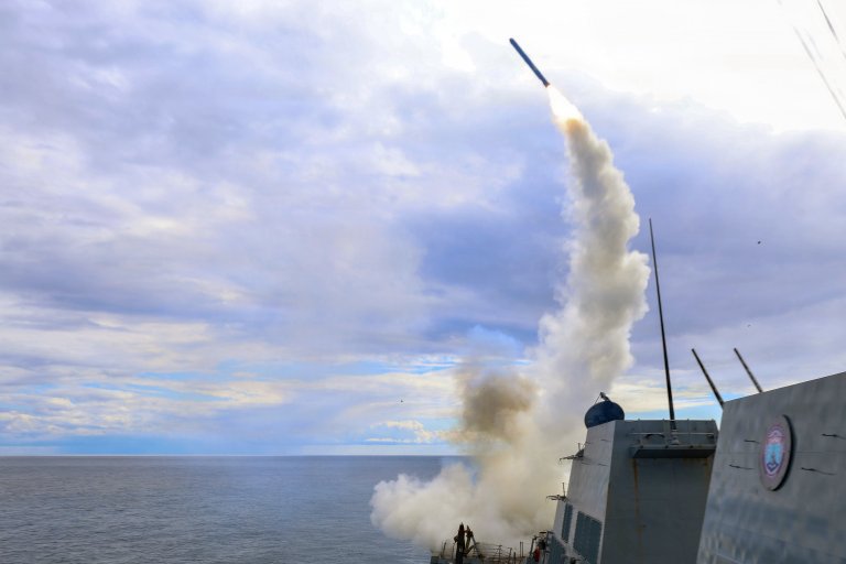 Крилата ракета Tomahawk като тази струва над 3 милиона долара, докато дневното обслужване на ракетоносец клас "Арлей Бърк" по време на мисия се изчислява на повече от 220 000 долара.  От началото на конфликта в района на Персийския залив и залива на Оман са ротирани поне 14 подобни кораба.