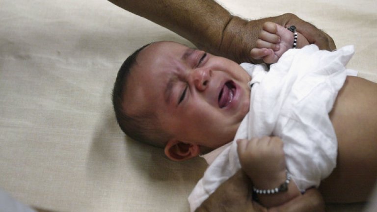 Никога ли не сте чували за връзвани деца в домовете за бебета? Аз и снимки съм виждала.