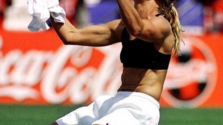 Бранди Честийн в прочутата поза, която и завоюва световна слава. Фотосът е признат за символен в историята на женския футбол.