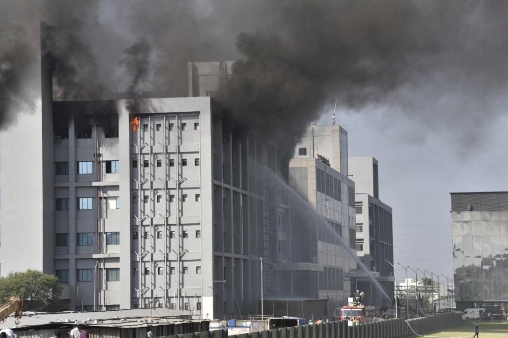 Петима загинали при пожар в най-големия завод за ваксини на AstraZeneca