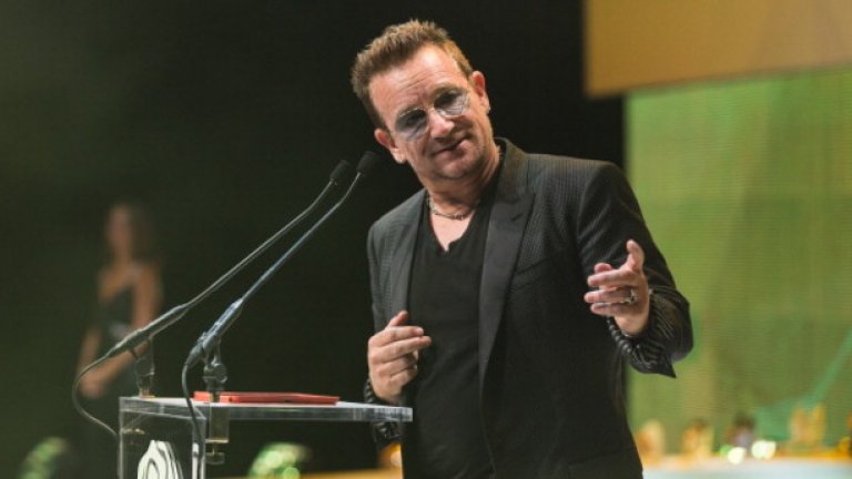 Боно от U2 по време на фестивала