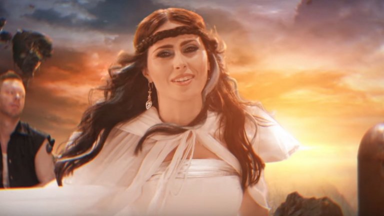 Within Temptation и Xzibit – And We Run
Рапът е онзи жанр, на който рок и метъл бандите сякаш са най-склонни да подадат ръка. Така се стига и до тази комбинация между симфоничен метъл и рап. Тя е по идея на китариста Роберт Вестерхолт, който предлага вкарването на рап куплети в "And We Run". Идеята първоначално не е приета с отворени обятия - нито от мениджърите на групата, нито от самия Xzibit, който не е запознат с творчеството на Within Temptation и трябва да наваксва. Убеждават го с демо на песента, след което той сам написва куплетите си. Като повечето такива колаборации, и тази предизвиква смесени реакции, но е най-малкото интересна.