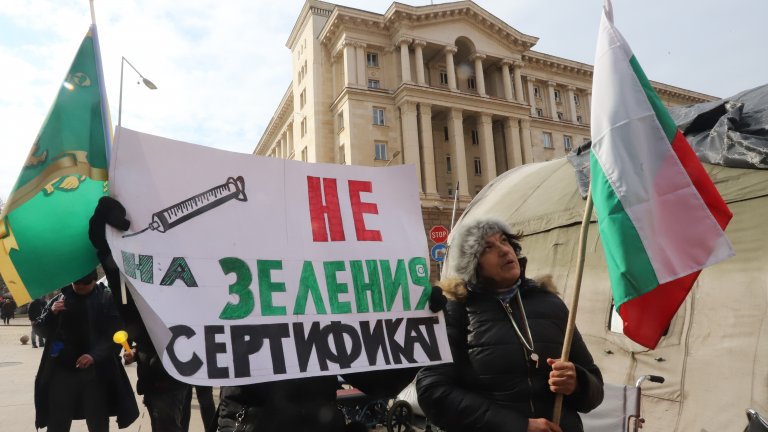 "Възраждане" на протест срещу мерките, Петков излезе да говори с тях (Снимки)