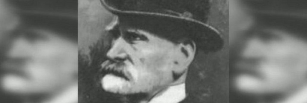 Ебанезър Коб Морли
Морли е роден през 1831 година и успешно съчетава кариерата на адвокат с тази на футболист. Той е един от основателите на английската Футболна асоциация през 1863 година и написва правилата на играта, които без големи промени се използват и днес.