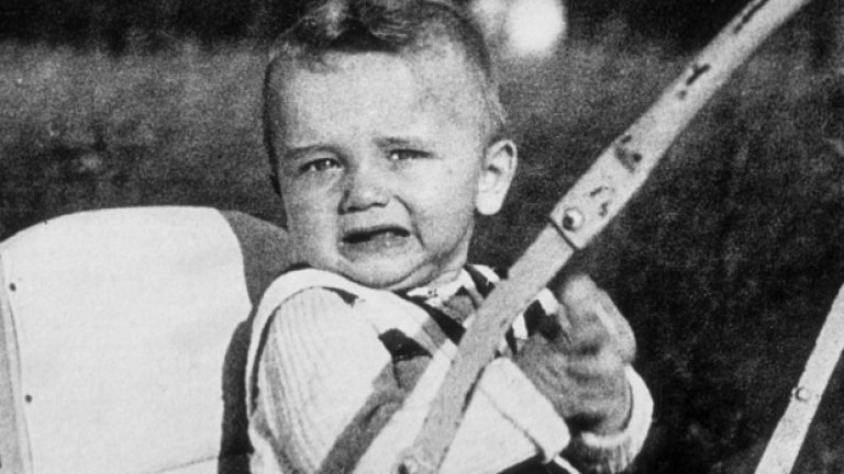 Шестмесечният Арнолд Шварценегер в семейната градина през март 1948 година в Тал, Австрия.