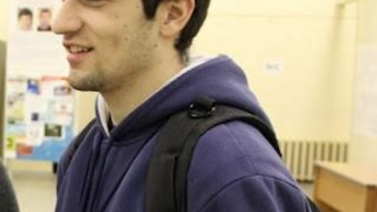 Пейчев разказва, че българската общност от състезатели по информатика и математика е много сплотена. По-големите дават съвети и насоки на по-малките, а бивши състезатели се интересуват как се справят следващите след тях. На самия Момчил също му предстои да помага на идните поколения