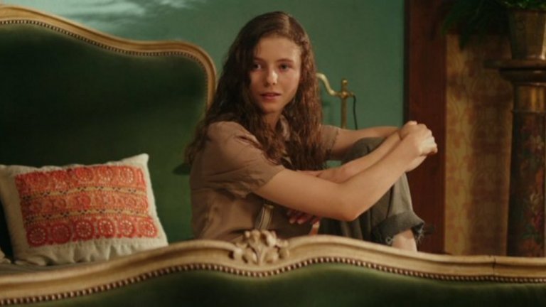 Томасин Маккензи прави блестяща роля като Елза - еврейското момиче, което майката на Джоджо крие в дома си. Подтиквана от страха да не бъде хваната, от една страна, и от самотата, от друга, тя започва да общува с 10-годишния нацист, въпреки неговия сляп фанатизъм и антисемитизъм. И му помага да започне да пораства.