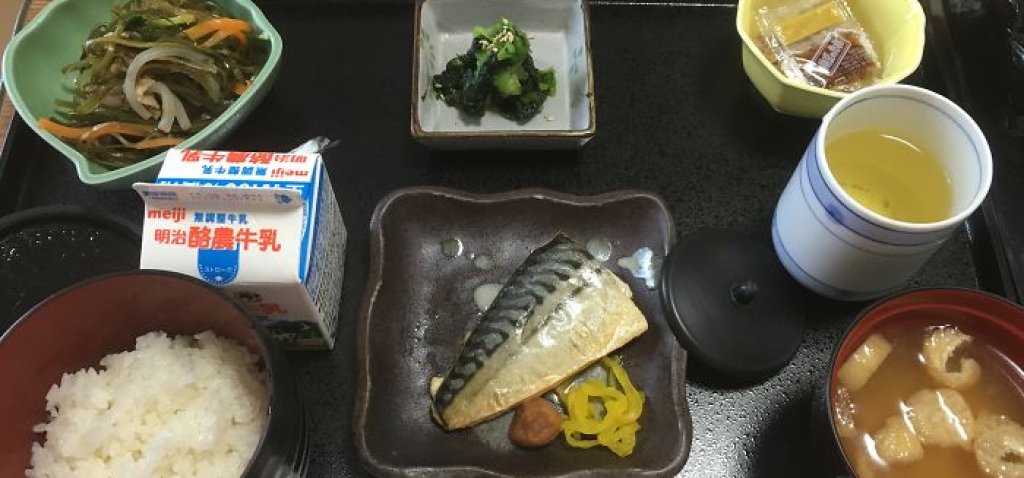 Скумрия, Konbu салата (вид водорасло), Natto салата (ферментирали соеви кълнове), спаначена салата, мисо супа, ориз, прясно мляко, зелен чай.