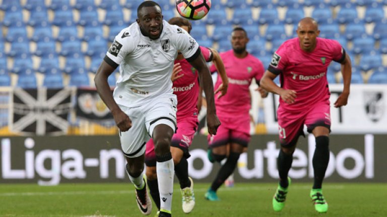 8. Муса Марега, Витория Гимараеш (под наем от Порто). Роден е в квартала, където са отраснали Тиери Анри, Патрис Евра и Антони Марсиал. Кариерата му обаче не започва с фойерверки.През 2014-а напусна Амиен, за да премине в Есперанс, след което бе продаден на Маритимо.  Успешен сезон там привлече вниманието на Спортинг Лисабон , но Порто го „открадна“ през миналия януари и му постави освобождаваща клауза от 40 млн. паунда. Португалският тим го даде под наем на Витория Гимараеш, където в 9 мача има 10 гола. Марега е зорко следен от Тотнъм, Съндърланд и Ливърпул.