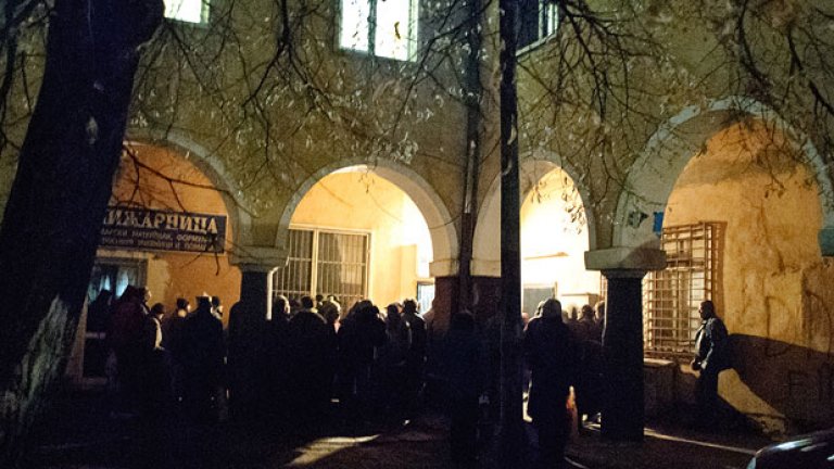 Пред центъра се извива опашка от хора, които искат да пренощуват на топло.