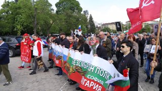 Пред Паметника на съветската армия се събраха две демонстрации - една за Деня на победата и още една, която иска демонтирането на монумента