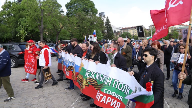 Пред Паметника на съветската армия се събраха две демонстрации - една за Деня на победата и още една, която иска демонтирането на монумента