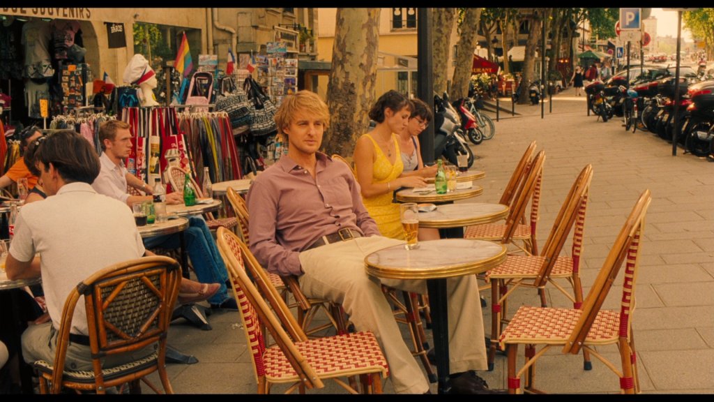 \"Полунощ в Париж\" 
\"Mamma Mia!\" е емоция, която може да бъде предадена и в пълнометражен филм, който не е мюзикъл. Този филм на Уди Алън има всичките елементи (освен песните), които ще ви пренесат в другата реалност, където пътуването между разли