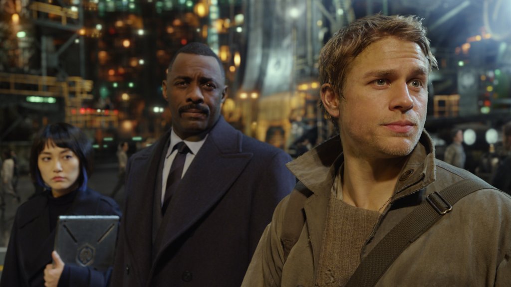 А първият му комерсиално и кинаджийски успешен ход се нарича Pacific Rim на Гилермо Дел Торо. 