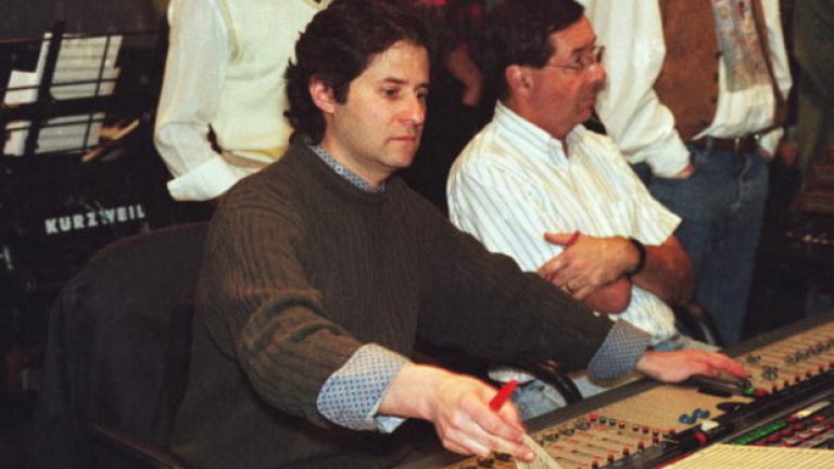 Снимка на композитора Джеймс Хорнър, докато работи по музиката на "Смело сърце" - 1995-та