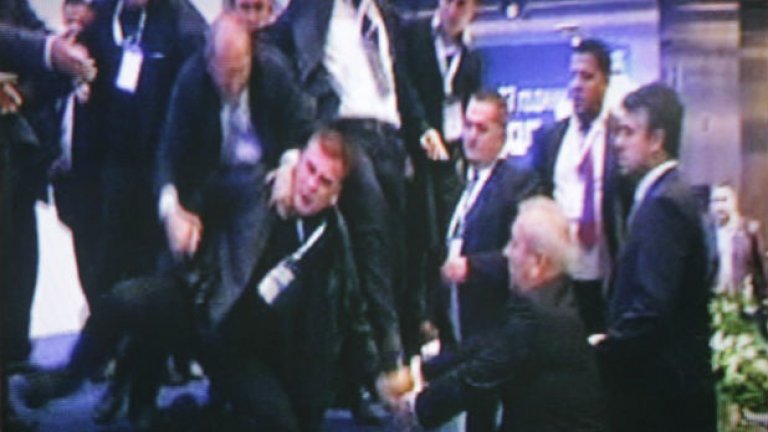 Разярени делегати са наобиколили Октай Енимехмедов. Снимката е от ТВ екрана