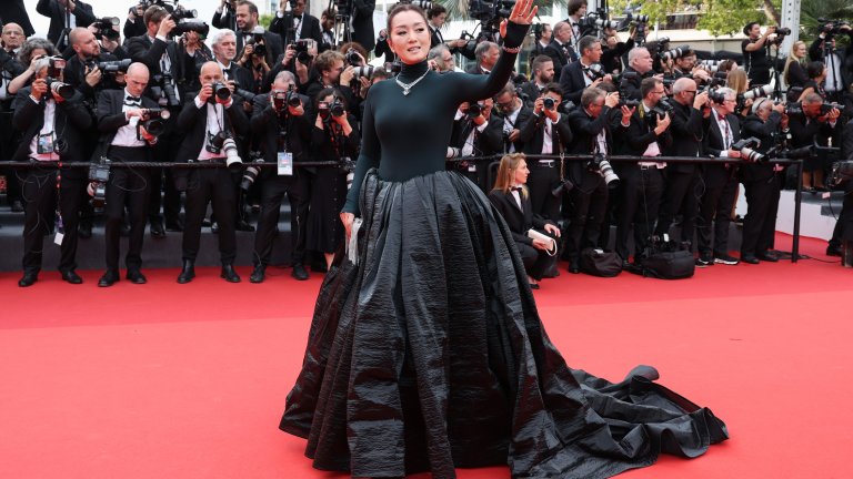 Китайската актриса Гонг Ли позира в черна рокля на Alaia.