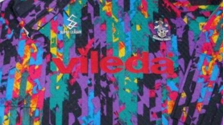 Отново Хъдърсфийлд Таун, този път през 1993 г., очевидно след експлозия във фабриката за бои