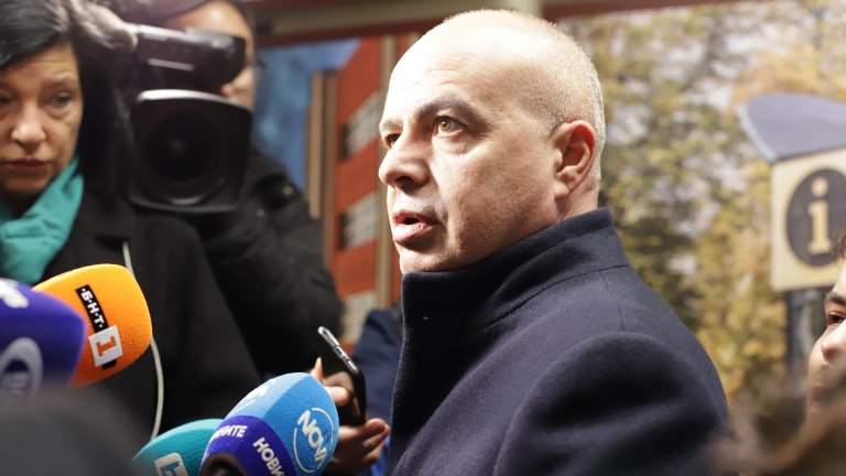 Народният представител е с наранена ръка след сблъсък