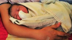 Докога на раждащи жени в България ще им се внушава, че лекарят им прави лична услуга, като им дава възможността да изпитат изцяло смисъла на изречението "майка не се става лесно"?