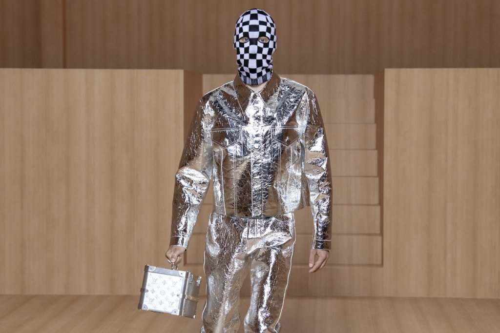 Живот на Марс
Космонавт, извънземно или астроном? Тази година може да сте по малко от всяко едно от тях. Последните ревюта показват тенденция при облеклата, които са вдъхновени от научната фантастика и НАСА като по-обемни връхни дрехи и такива с логото на Американската космическа агенция.