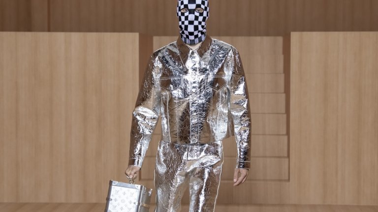 Живот на Марс
Космонавт, извънземно или астроном? Тази година може да сте по малко от всяко едно от тях. Последните ревюта показват тенденция при облеклата, които са вдъхновени от научната фантастика и НАСА като по-обемни връхни дрехи и такива с логото на Американската космическа агенция.