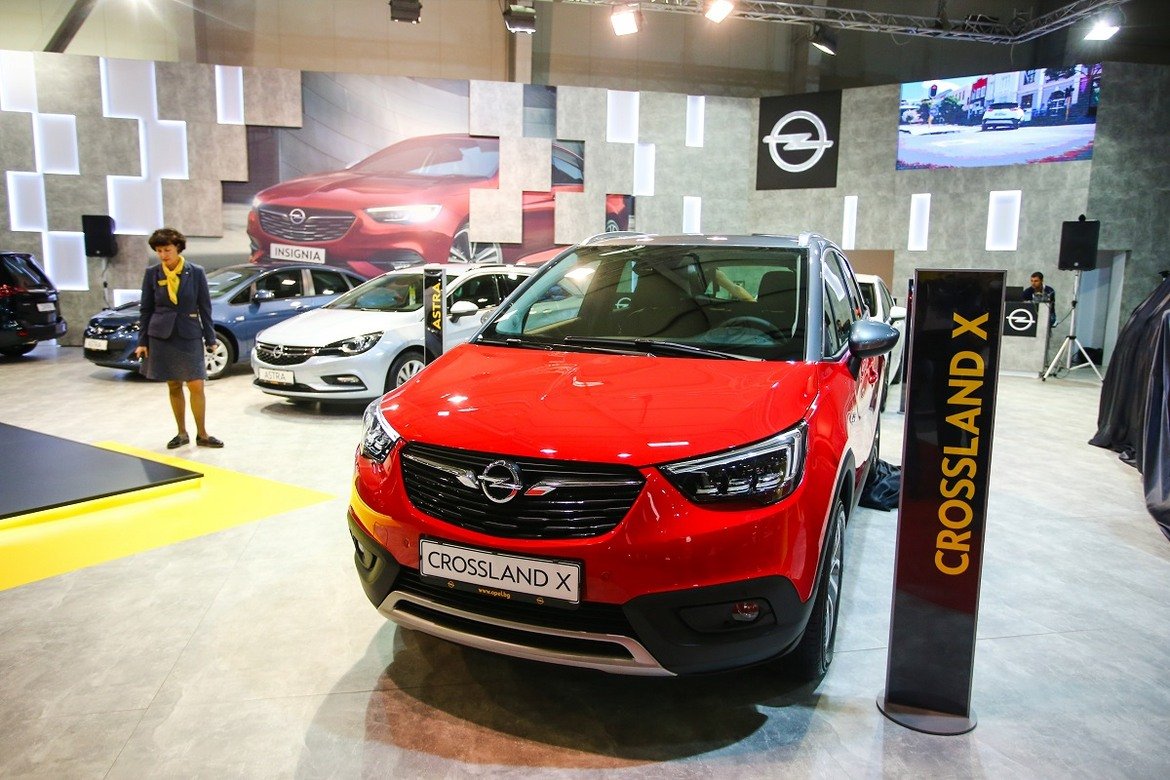 Феновете на Opel имат възможност да видят в София и новите кросоувъри на Opel – Crossland X и Grandland X. Crossland X показва предимствата на SUV-моделите на марката в градски условия, като предлага водещ в сегмента обем на багажника от 520 литра. 

Той е оборудван и с новите ергономични седалки, сертифицирани от дружеството на германските лекари-ортопеди, както и с най-модерните системи за безопасност и асистенти на водача.

Crossland пристига в България с възможност за избор между седем двигателя – четири бензинови и три дизелови. 