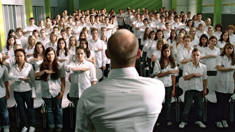 Die Welle / "Вълната"
Филмът показва колко лесно е да въведеш тираничен тоталитарен режим в съвременното общество, правейки го уж с добра кауза. Един учител по история спори с учениците си по темата и с един малък експеримент им показва, че реално дори тежко престъпление е само на една крачка разстояние, когато се зададе правилната мотивация. Експериментът обаче се провежда с истински хора и реално всеки един от тях ще остане променен завинаги.
