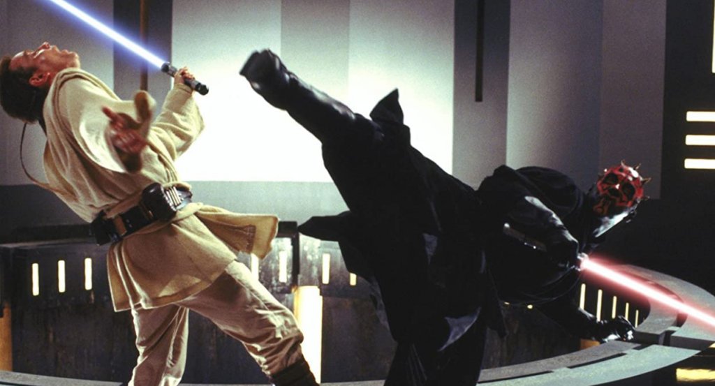 “Междузвездни войни: Епизод I” - “Двубоят на съдбите”
Спокойно може да се каже, че това е единственият наистина запомнящ се момент от тази противоречива част от поредицата. Може би дори е най-силната сцена на двубой със светлинни мечове изобщо, като тук джедаите Куай Гон Джин и Оби Уан Кеноби се изправят срещу могъщия сит Дарт Моул, който не просто изглежда супер добре, но и има впечатляващи умения да борави с двоен светлинен меч.
Целият бой е перфектно балансиран между динамиката на цялата хореография и драматичните моменти на очакване и набиране на съспенс, когато участниците са разделени от енергийно поле. Кулминацията е драматичната смърт на Куай Гон Джин, която все пак е отмъстена по впечатляващ начин.
