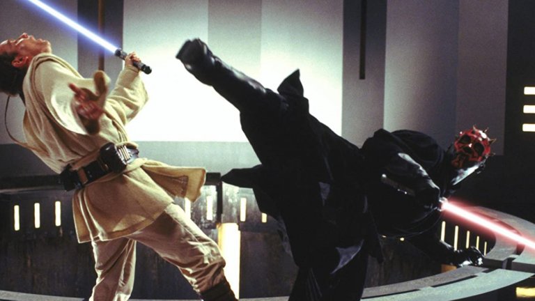 “Междузвездни войни: Епизод I” - “Двубоят на съдбите”
Спокойно може да се каже, че това е единственият наистина запомнящ се момент от тази противоречива част от поредицата. Може би дори е най-силната сцена на двубой със светлинни мечове изобщо, като тук джедаите Куай Гон Джин и Оби Уан Кеноби се изправят срещу могъщия сит Дарт Моул, който не просто изглежда супер добре, но и има впечатляващи умения да борави с двоен светлинен меч.
Целият бой е перфектно балансиран между динамиката на цялата хореография и драматичните моменти на очакване и набиране на съспенс, когато участниците са разделени от енергийно поле. Кулминацията е драматичната смърт на Куай Гон Джин, която все пак е отмъстена по впечатляващ начин.