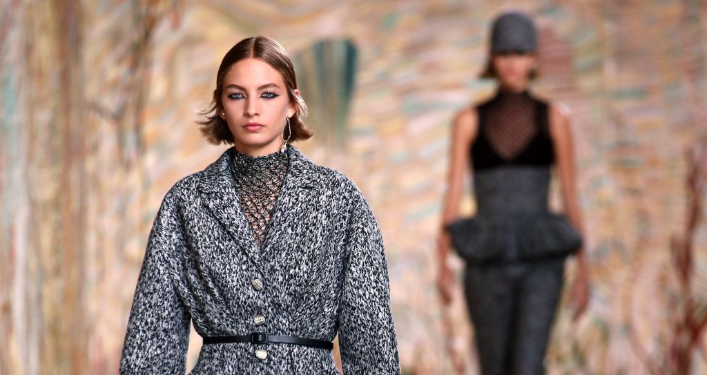 Двойните размери
Палтата и якетата, в които могат да влязат минимум двама души, също са сред актуалните за сезона предложения на дизайнерите. На модните къщи им хареса да прекаляват с материята, проектирайки я в квадратни силуети с огромни ръкави, така че да скрият цялата фигура. А ако нямате против да изглеждате по-обемни тази зима, пуснете се по течението.