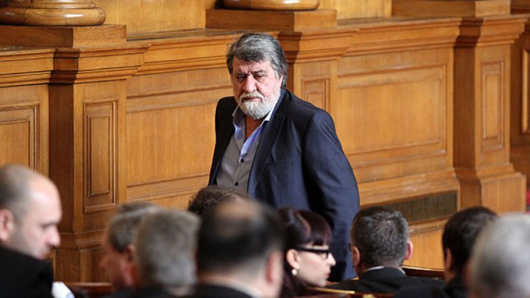 Вежди Рашидов неколкократно е заявил, че не би си позволил да коментира решения на върховния законодателен орган - българския парламент, но е длъжен и реално защитава интересите на българските творци, посочват от МК