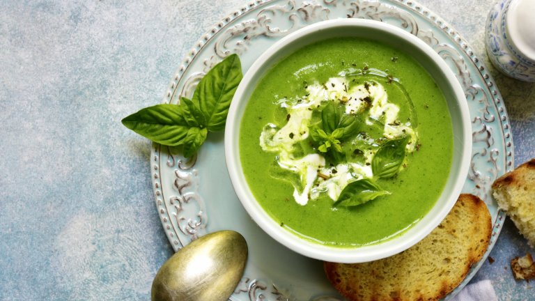 Спаначена супаЗелено, по-зелено, най-зелено, спаначена супа. Време е за нещо свежо и по-малко калорично, а тази супа се приготвя изключително лесно. В дълбок тиган загрейте лъжица масло, в която запържвате една накълцана глава лук, накълцан стрък праз и накълцан стрък целина. След като зеленчуците леко покафенеят, добавете литър зеленчуков бульон, един среден сварен картоф и около 600-700 грама спанак.

Изчакайте спанакът да омекне хубаво, след което пасирайте супата по ваш вкус - напълно гладка като консистенция или с малки парченца спанак. Сервирайте с лъжица заквасена сметана и украса от листенца спанак или босилек.