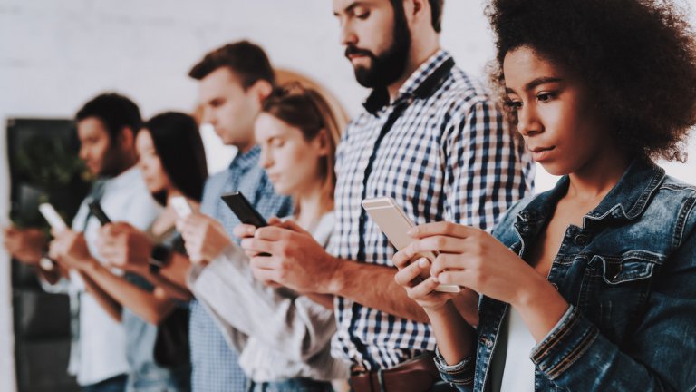 Кибертероризъм, социални балони, онлайн тормоз и т.н.