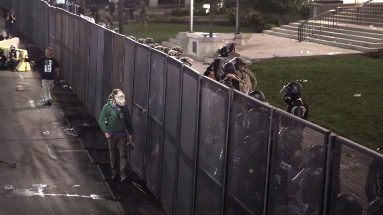 Бунт, кръв и горящи автомобили: Извънредно положение в Уисконсин след прострелян тъмнокож