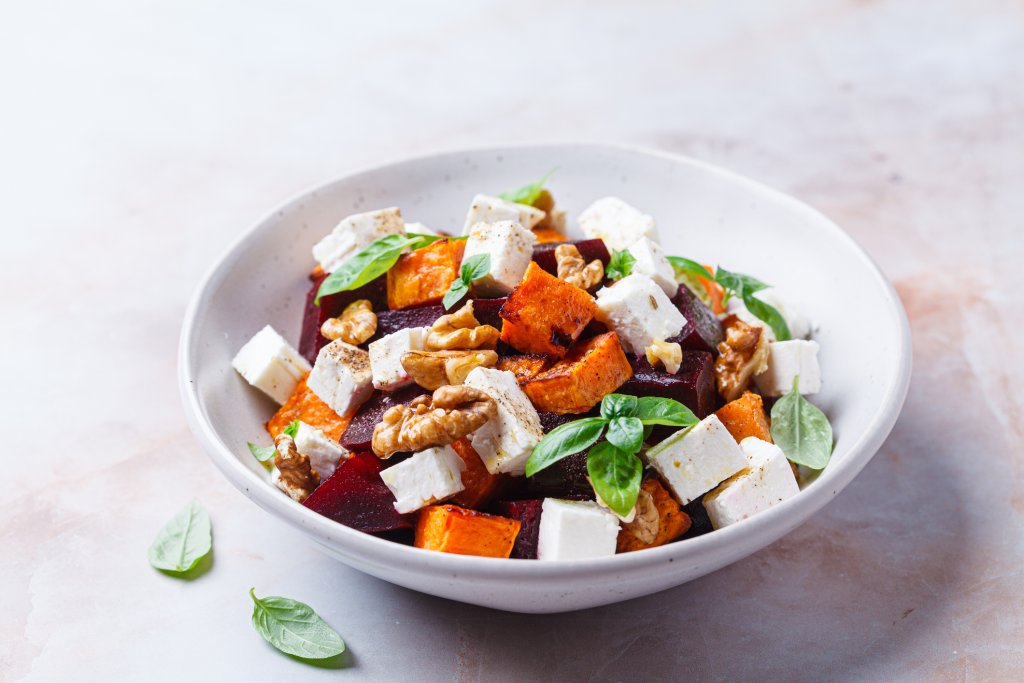 Салата с цвекло и сладък картофТази салата е подходяща за онези, които обожават да смесват сладко със солено. За нея изпичаме до омекване една голяма глава червено цвекло и два големи сладки картофа. Вадим ги, чакаме да се охладят, белим и режем на кубчета. Подправяме с малко сол, зехтин и оцет и поднасяме със сирене на кубчета и, по желание, ядки.