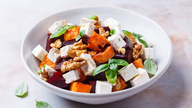 Салата с цвекло и сладък картофТази салата е подходяща за онези, които обожават да смесват сладко със солено. За нея изпичаме до омекване една голяма глава червено цвекло и два големи сладки картофа. Вадим ги, чакаме да се охладят, белим и режем на кубчета. Подправяме с малко сол, зехтин и оцет и поднасяме със сирене на кубчета и, по желание, ядки.