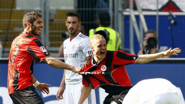 Халил Алтънтоп и Себастиан Роде се радват на гола на втория, с който Айнтрахт откри резултата срещу шампионите от Байерн