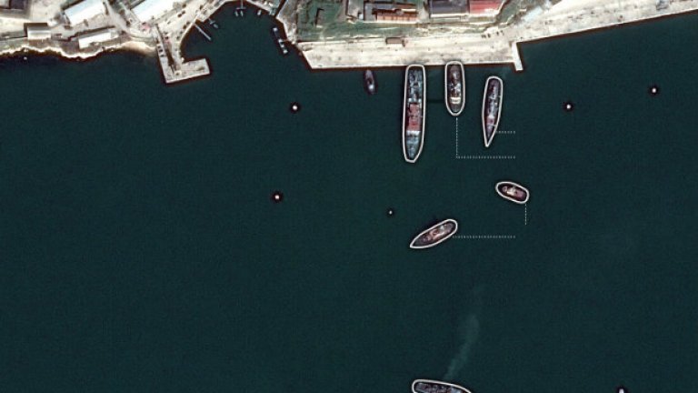 Сателитното изображение показва три руски военни кораба, които очевидно целят да предотвратят напускането на пристанището на три украински кораба Най-големият украински кораб е изследователски, но е преустроен като команден център.