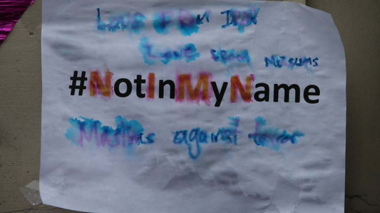 Този лозунг също бе издиган по време на протестите срещу разстрела в редакцията на "Шарли Ебдо" - така мюсюлманите се разграничиха от тероризма