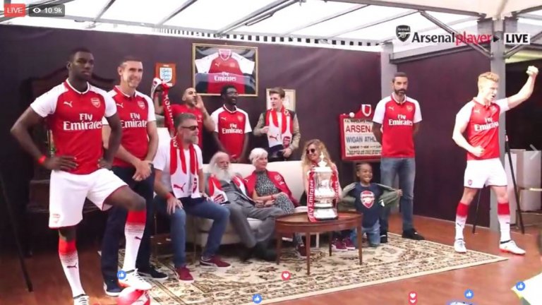 Робер Пирес и Мартин Киоун бяха сред хората, които представиха новия екип на Арсенал