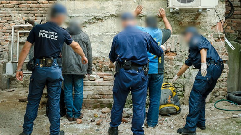 Проверени са 67 души, пребивавали законно, като по-голяма част от тях са чужди граждани от Франция, Япония и Германия