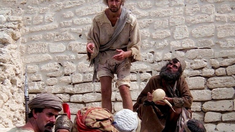 Поредица от абсурдни ситуации го водят до момента, в който той използва думи, които е чул от Христос, за да се измъкне от неприятна ситуация.