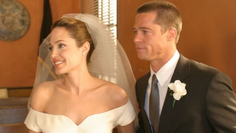 Преди да се появят снимките в People и Hello, светските хроникьори на запад разпространяваха информация за изчистената сватбена рокля на Анджелина