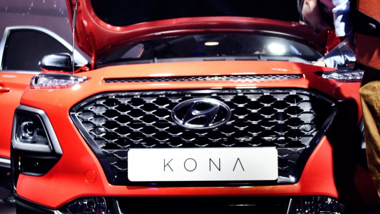 Предницата на изцяло новия KONA е изразителна и мощна като възприема новата семейна самоличност на Хюндай Мотор, каскадната предна решетка. Нови двойни предни фарове усилват въздействието върху погледа, с LED дневни светлини, разположени над предните LED фарове. Разделените светлини на предницата осигуряват уверена, прогресивна външност с изчистени, заострени очертания. Смели предна и задна части на автомобила са подчертани от широката стойка  на колата и нейното обемно, агресивно оформление на купето.