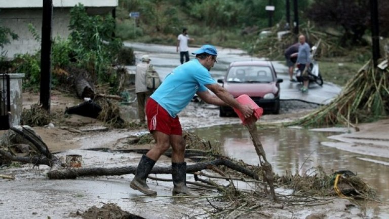 Рискът от сериозни наводнения остава още 48 часа