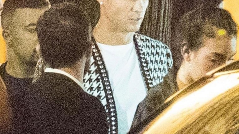 Футболистът бе придружаван от своята приятелка Джорджина Родригес, а двамата бяха снимани пред известния парижки ресторант "Cesar".