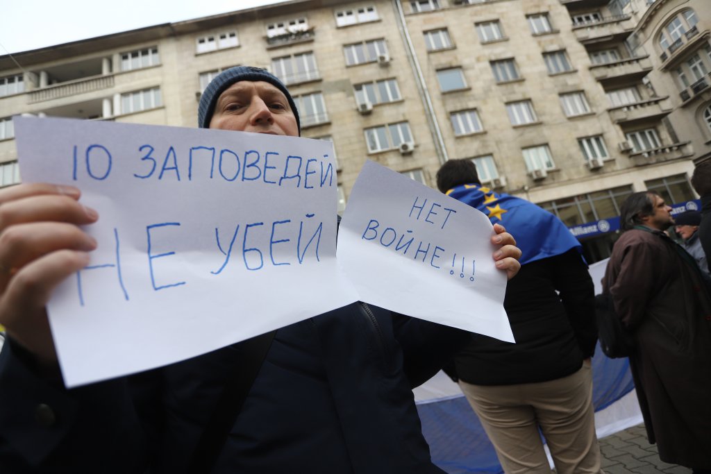 Протест блокира московски владика и Митрофанова в Руската църква в София (СНИМКИ)